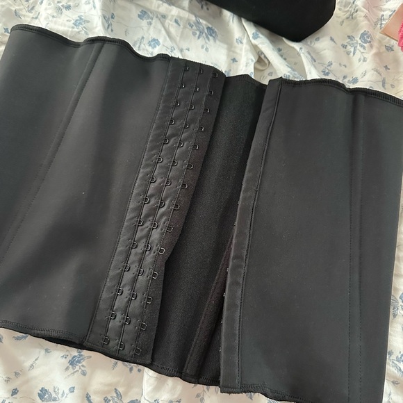Skims waist trainer with bag - Picture 2 of 5